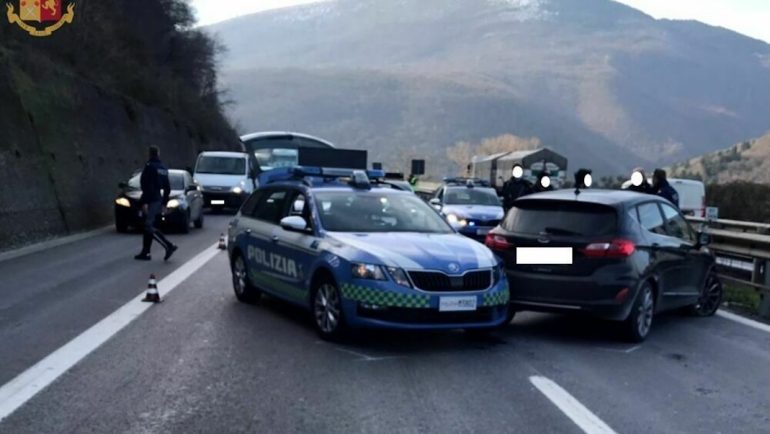 Salerno, contromano sull’A2: bloccato e patente revocata