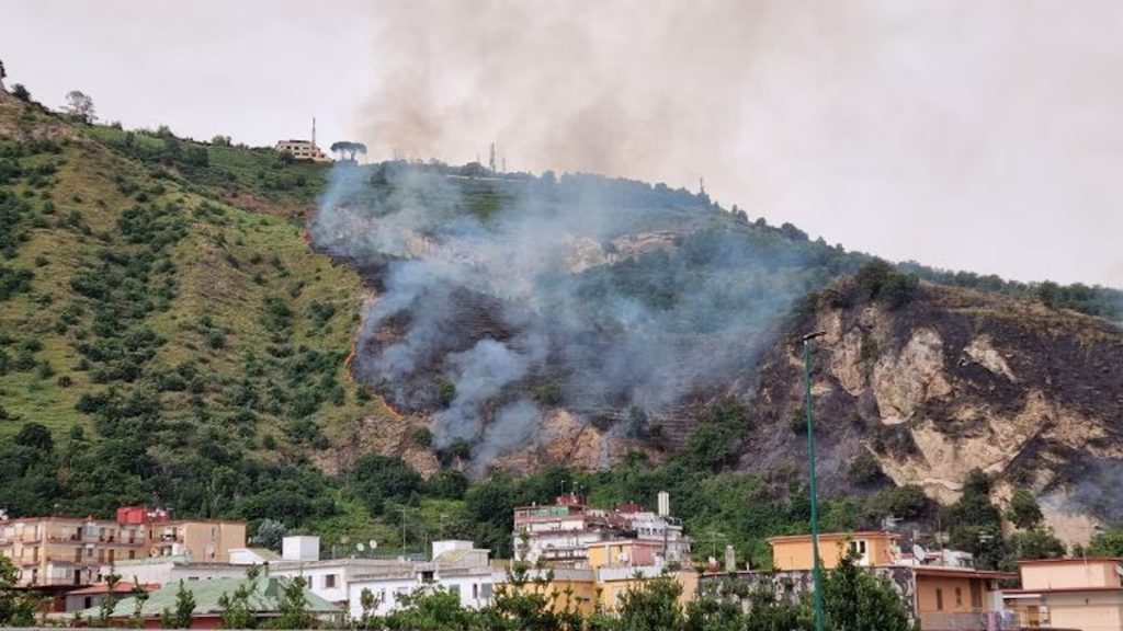 Napoli: rogo sulla collina dei Camaldoli, fiamme e paura nei quartieri alti