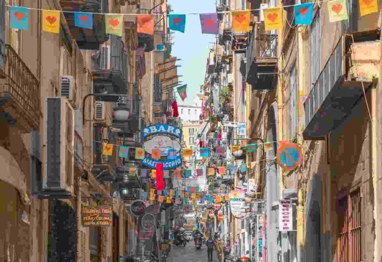 Napoli, 67enne evaso ai Quartieri Spagnoli: trovato in casa dell’ex