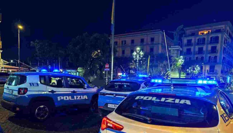 Controlli nella movida selvaggia di Castellammare:14 veicoli fermati