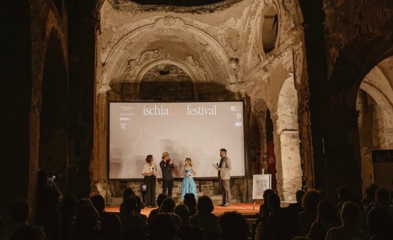 Ischia, crolla maxischermo al festival