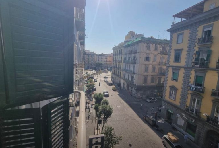 Napoli, due pusher arrestati: uno dei fermati aggredisce gli agenti