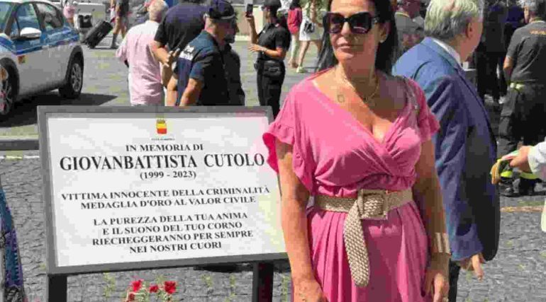 Napoli, ripristinata la targa di Giogiò Cutolo. La mamma: “Basta armi ai giovani”