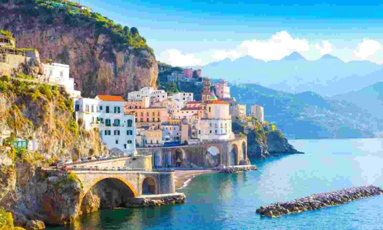 Sospesa fino al 27 luglio l’ordinanza che bloccava i bus turistici in Costiera Amalfitana