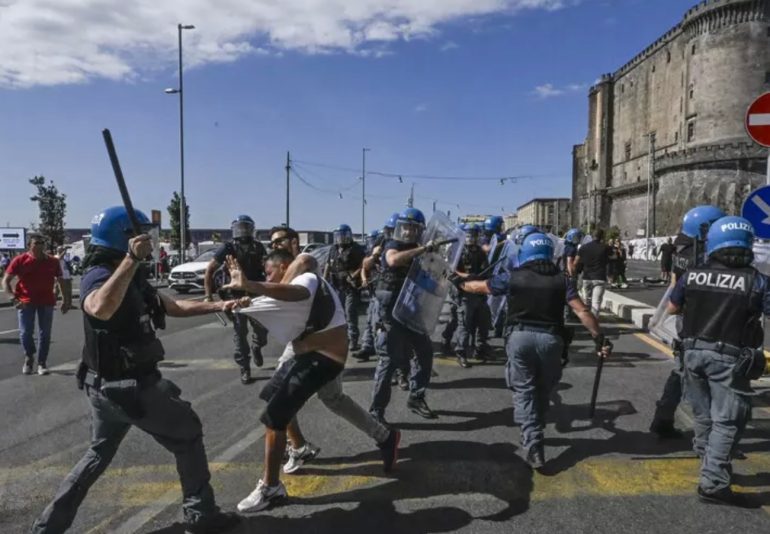 Scontri per Click Day a Napoli: scarcerati i due manifestanti