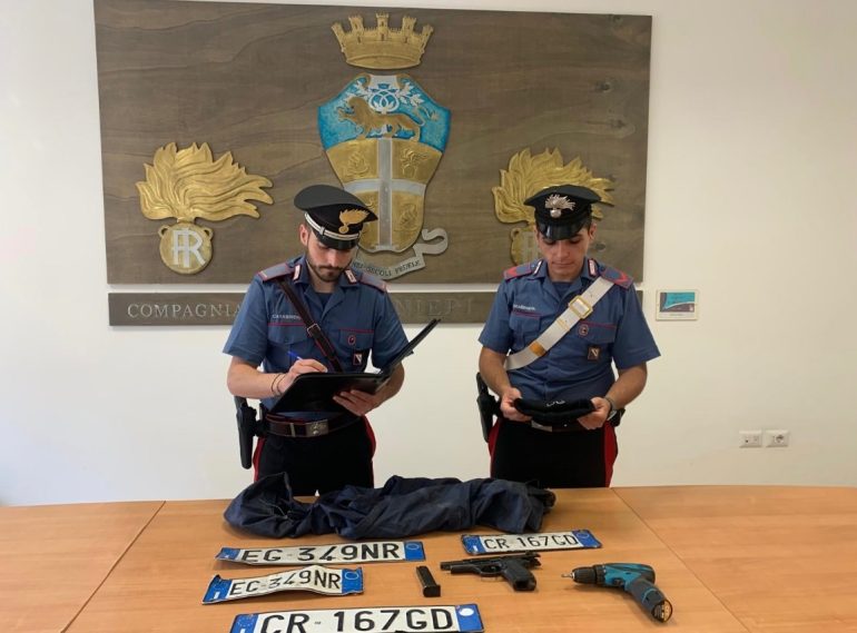 Caserta, pregiudicato di Caivano ruba un’auto e poi si schianta; arrestato