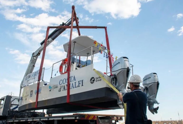 Costa d’Amalfi: torna in azione il battello anti-inquinamento “Pelikan”