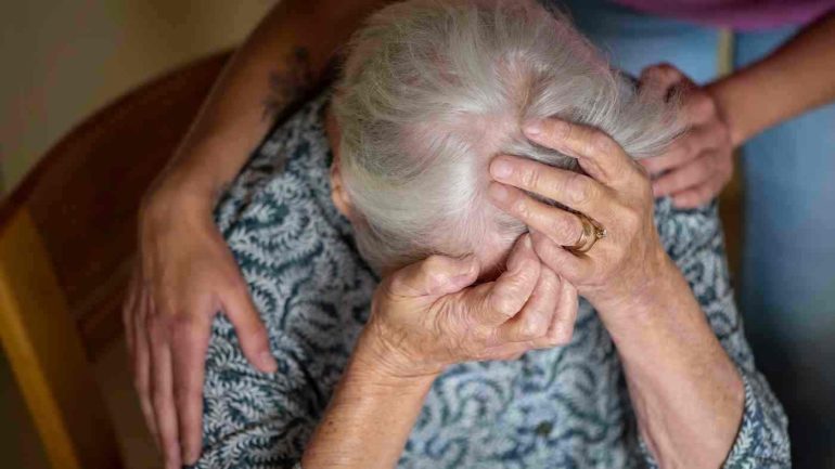 Caserta, picchia e minaccia la madre per estorcerle la pensione: arrestato 34enne