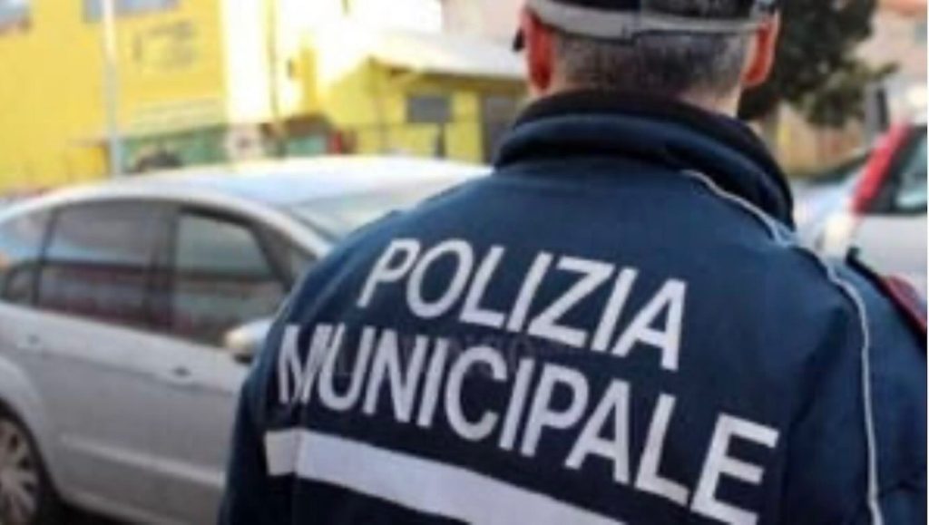 Scandalo alla Municipale di Napoli: agente licenziato per aver annullato 282 multe a sé, familiari e amici