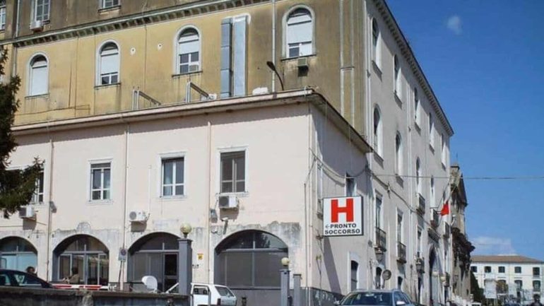 Orrore a Cava de’ Tirreni: 7 coltellate alla moglie nel sonno, poi tenta il suicidio