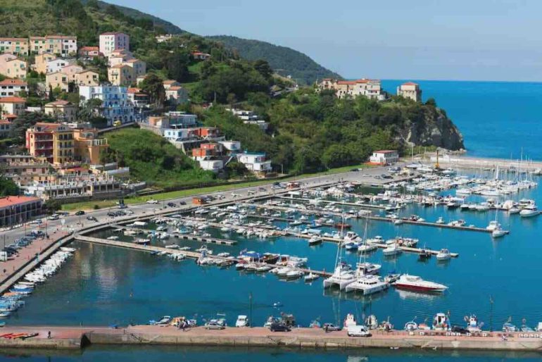 Agropoli, maxi-truffa con assegni falsi e riciclaggio: 4 misure cautelari