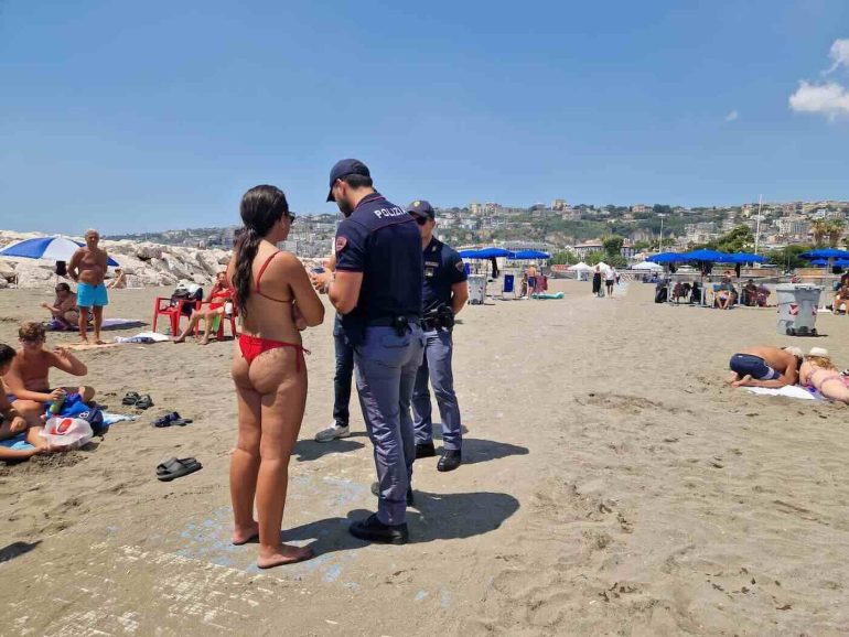 Napoli, furti in pieno giorno a Mappatella Beach: derubate quattro turiste in 24 ore