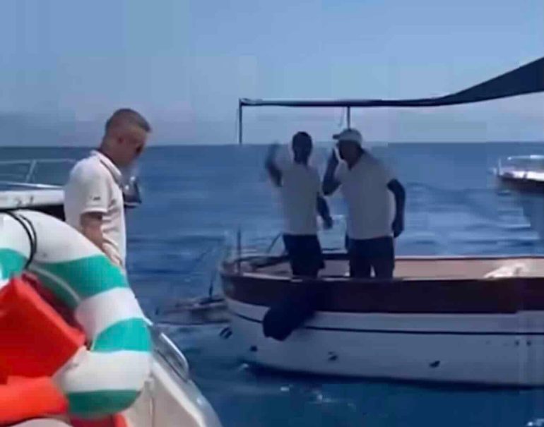 Capri, caos alla Grotta Azzurra: turisti costretti a pagare per saltare la fila. Scoppia la rissa tra barcaioli