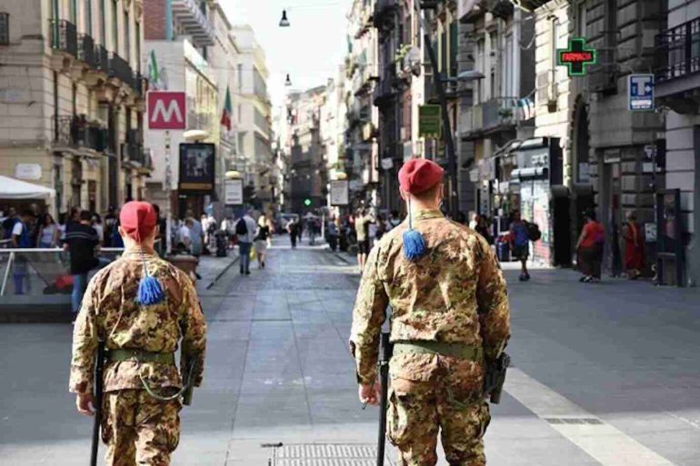 Napoli, Piazza del Gesù: aggredisce i militari dell’Esercito: arrestato un 47enne polacco