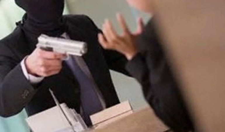 Vitulano, medico rientra a casa e sorprende ladro armato: pistola puntata al volto