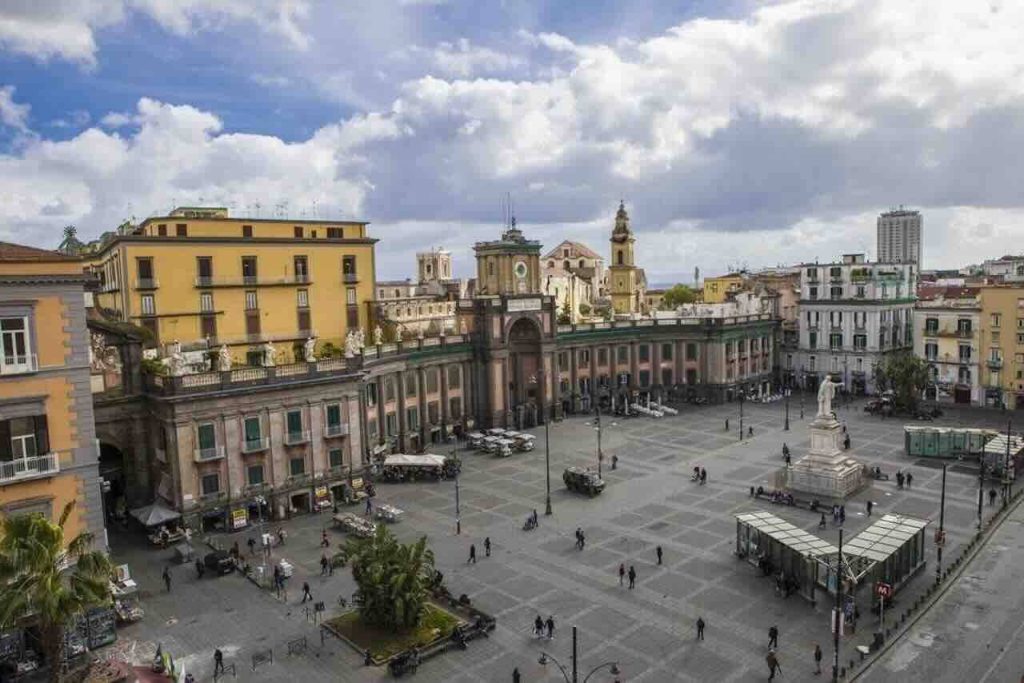 Napoli, donna ferita da una barra di ferro caduta da un edificio in piazza Dante
