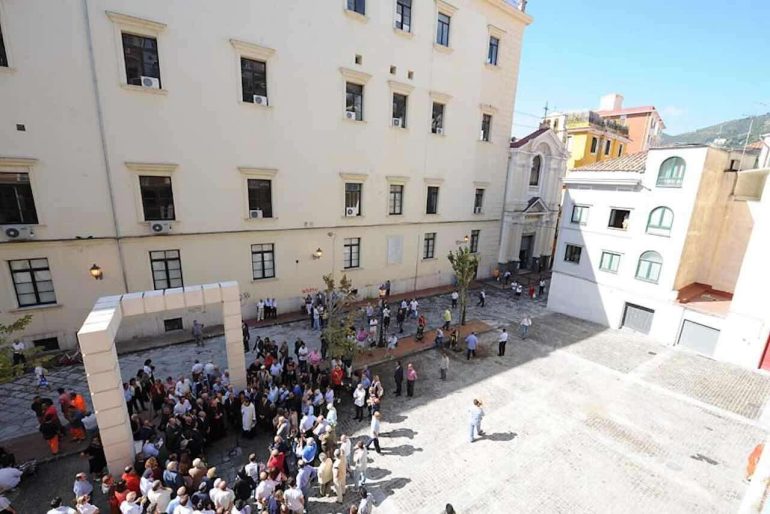 Salerno, rissa tra giovani nel centro storico: bottiglie e sedie lanciate in piazza