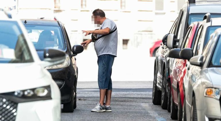 Napoli, blitz della polizia a Mergellina contro i parcheggiatori abusivi