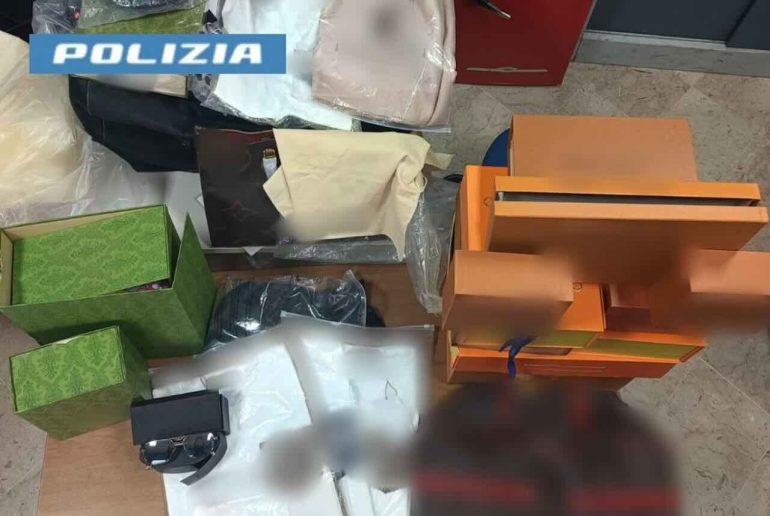 Centro storico, bloccati con borse e accessori di marca contraffatti: denunciati due uomini
