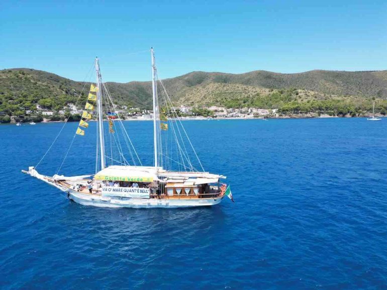 Goletta Verde lancia l’allarme nel Golfo di Ogliastro: “Vir o mar quant’è bell’, ma è in pericolo”