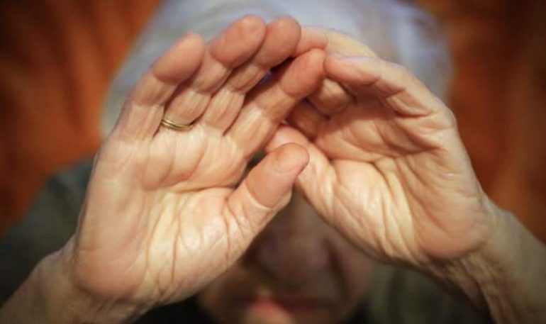 Napoli, picchia gli anziani genitori: arrestato 40enne