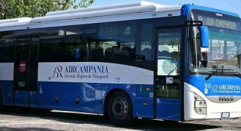 Napoli, follia a bordo del bus: pretende la partenza immediata e minaccia il conducente, denunciato 30enne
