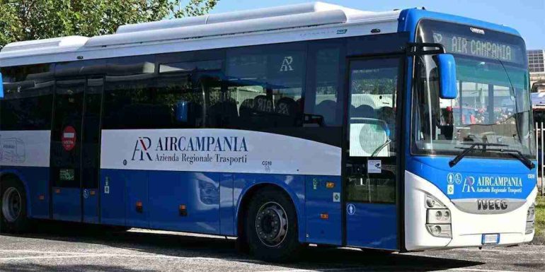 Melito, automobilista spacca il parabrezza di un bus Air Campania: autista si barrica a bordo
