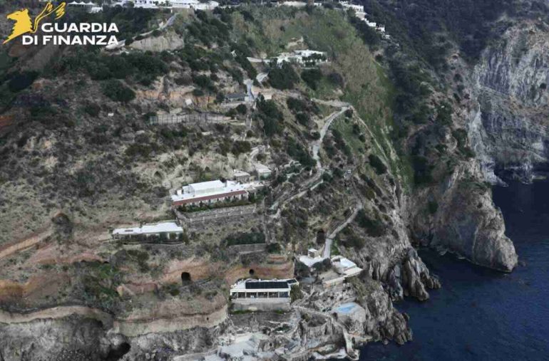 Forio d’Ischia: sigilli al sito “Scannella” per devastazioni edilizie su area protetta