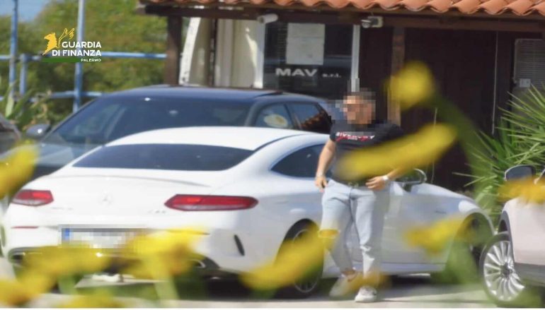 Auto di lusso noleggiate e rivendute con documenti falsi: 22 indagati