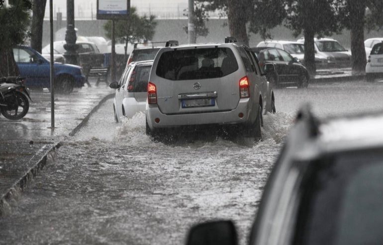 Bomba d’acqua a Bacoli: cittadini intrappolati nelle auto. A Posillipo saltano i tombini