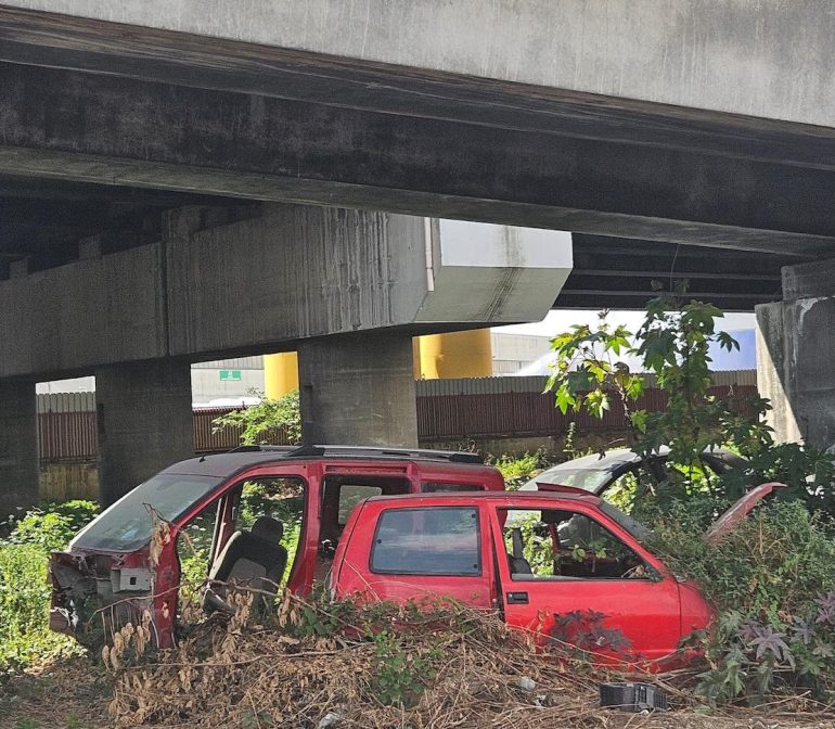 Arzano, scoperto cimitero di auto rubate