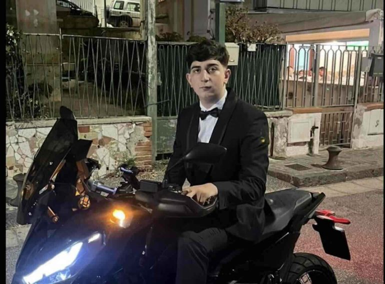 Pozzuoli, si schianta con lo scooter e vola giù dal ponte: muore 19enne