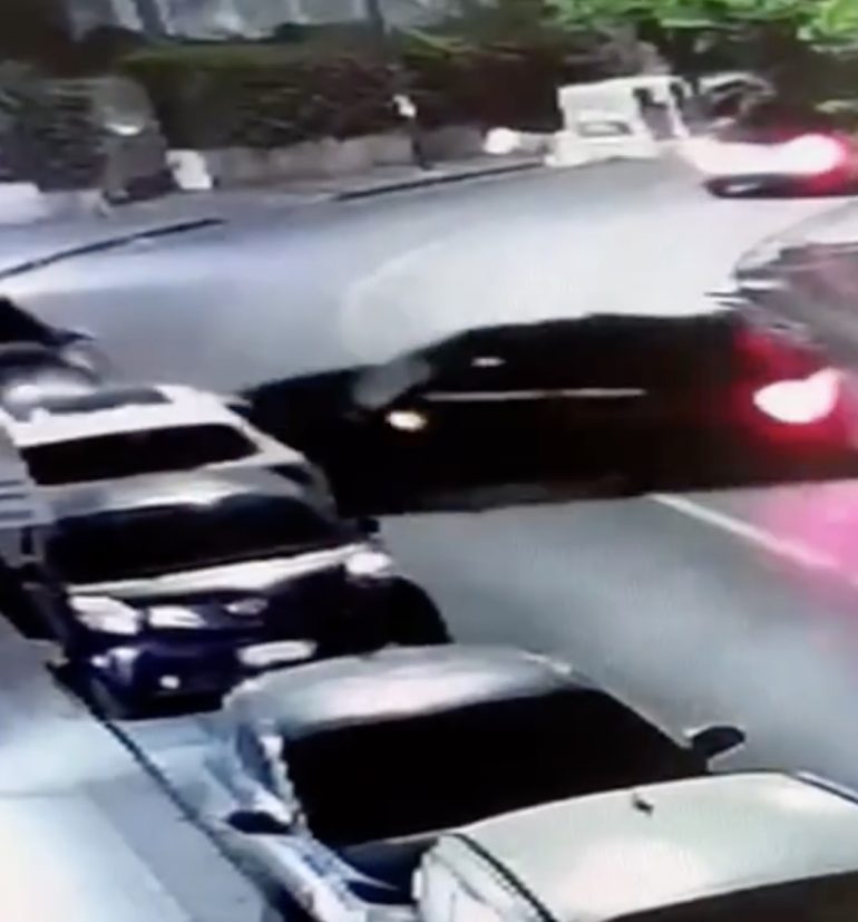 Follia notturna a Napoli: auto impazzita danneggia veicoli e fugge, ma i controlli latitano