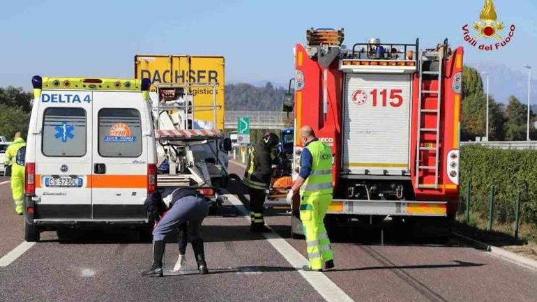 Contromano in autostrada provoca un frontale: 4 morti