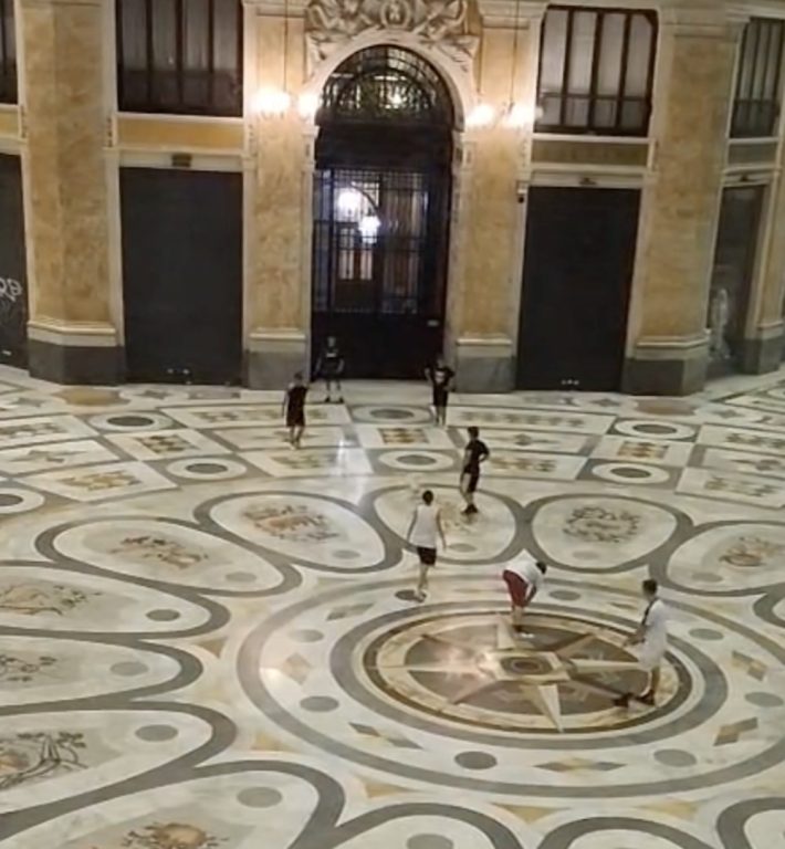 Galleria Umberto I, si torna a giocare a pallone di notte