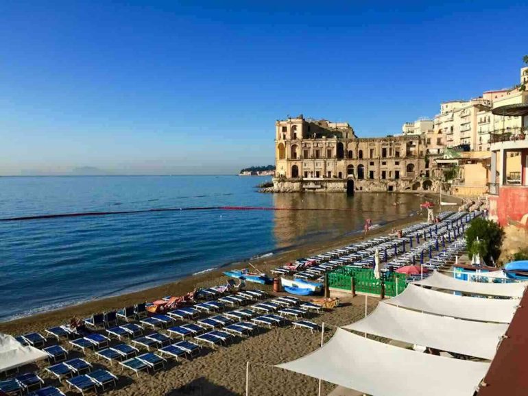 Napoli, il Consiglio di Stato boccia il ricorso del Bagno Elena: la spiaggia torna libera in attesa della gara