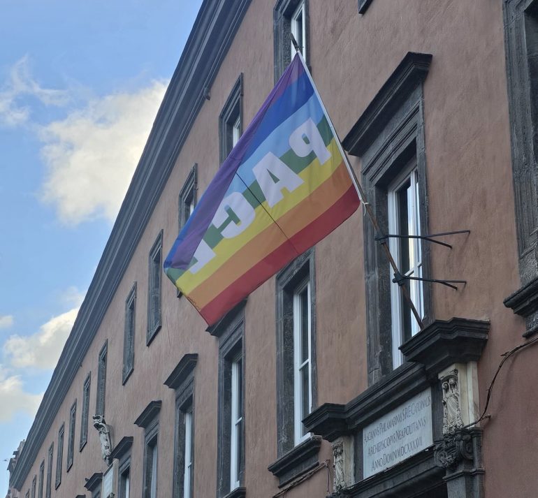 Napoli, la bandiera della pace sventola sulla facciata della Curia