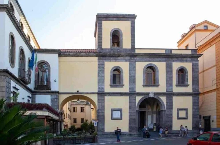 Sconcerto a Sorrento: telecamera spia nei bagni della Basilica di Sant’Antonino