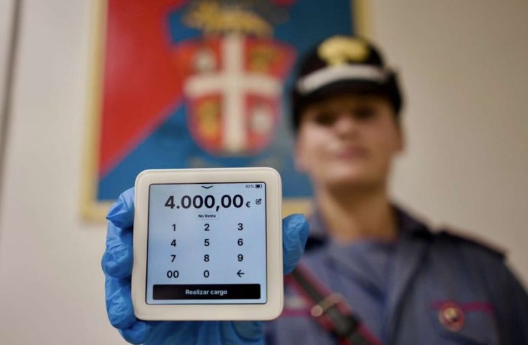 Sorrento: arrestata borseggiatrice con POS pirata, ricercato complice
