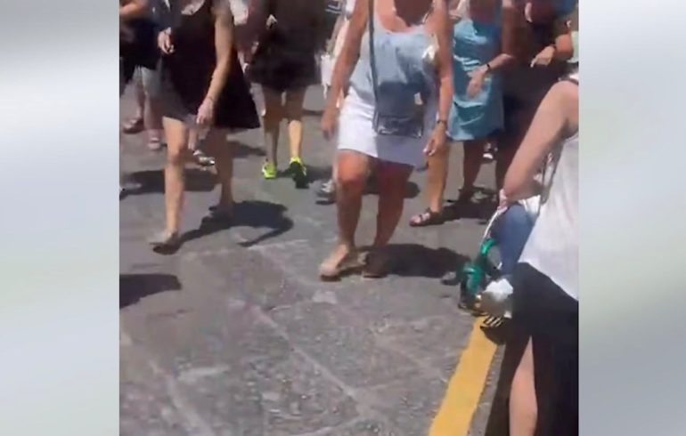 Capri, caos al porto: file chilometriche e traffico in tilt