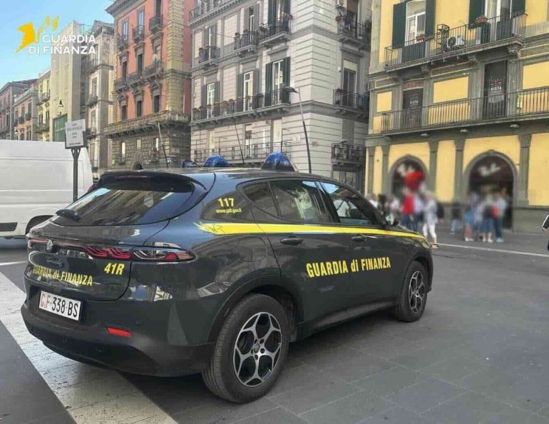 Napoli, maxi sequestro agli ambulanti abusivi di via Toledo e via Caracciolo