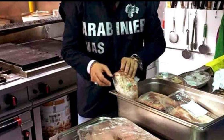 Castellammare, ristorante degli orrori: cibo manipolato e insetti