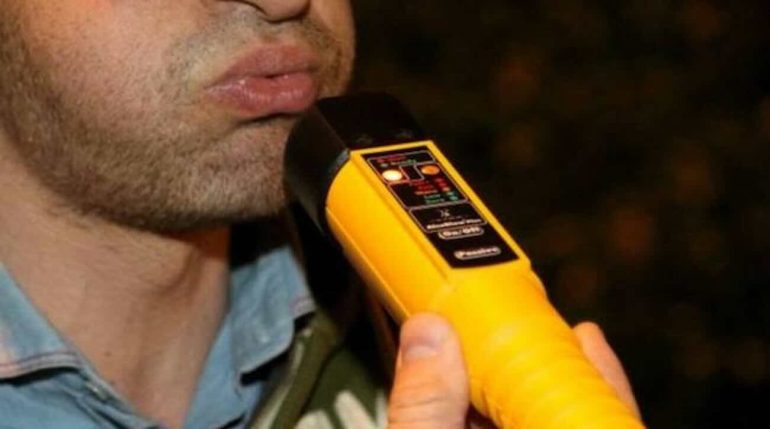 Napoli, guida in stato di ebbrezza: multe e due auto sequestrate