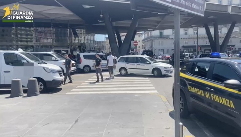 Napoli, scoperti e denunciati 6 tassisti abusivi