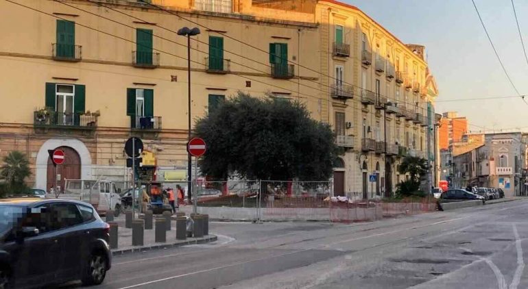 Napoli, con le minacce si impossessano di casa, auto e soldi di un uomo: arrestata coppia