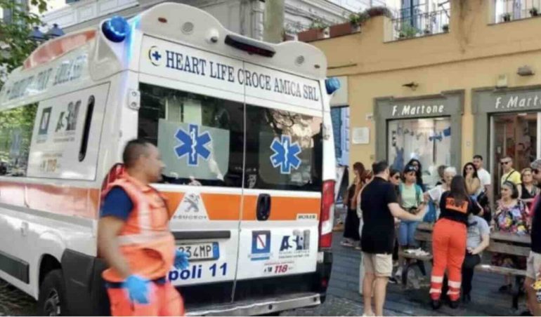 Paura al Vomero,  crolla ramo in via Scarlatti: ragazzo ferito alla testa