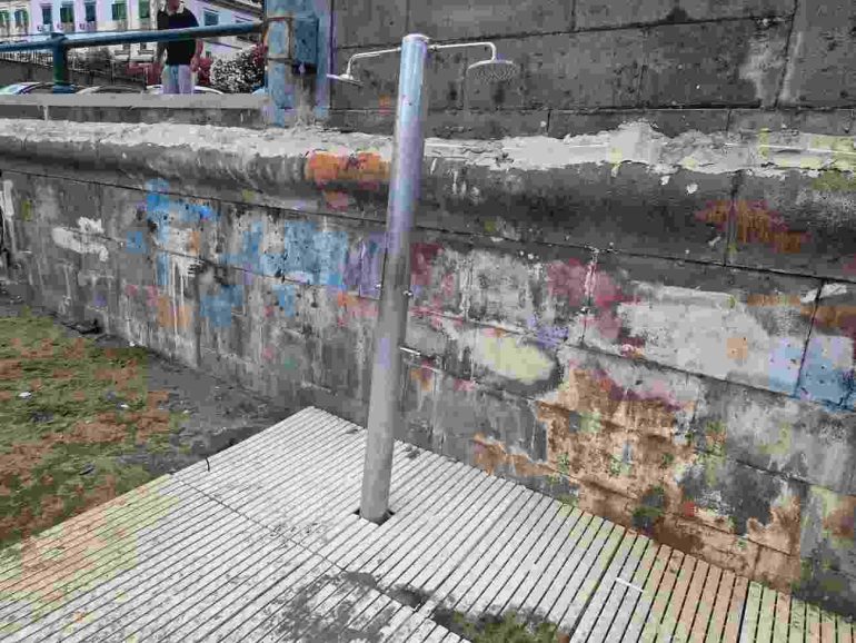 Napoli, vandali devastano la spiaggia di Largo Sermoneta