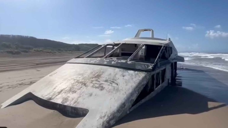 Eboli, il caso della barca abbandonata sulla spiaggia libera da tre anni