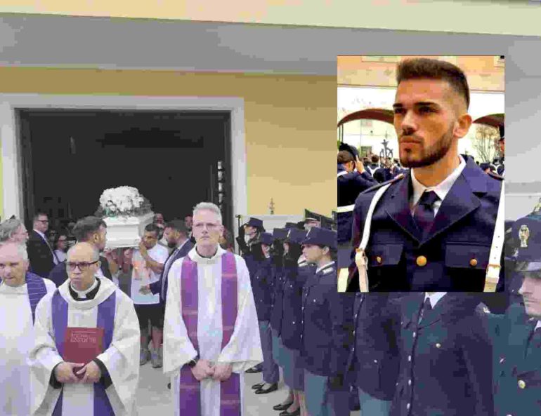 Francolise, poliziotto travolto e ucciso da un’auto pirata: commozione ai funerali di Enzo Spagnuolo