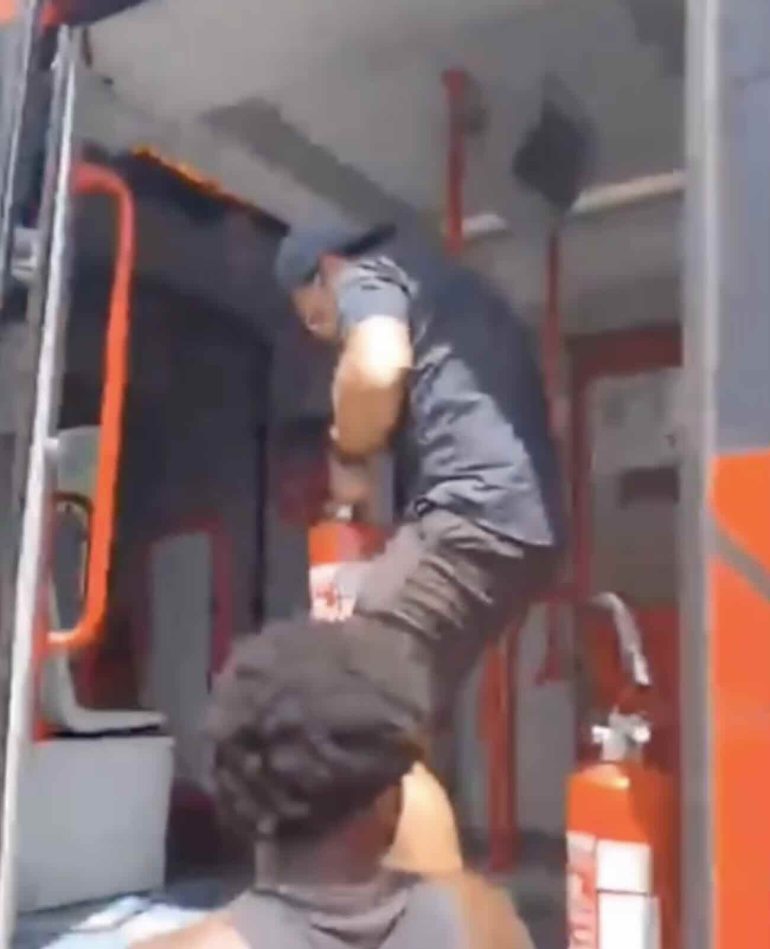 Fiamme sul treno della Circumvesuviana: 15 feriti. Aperta un’inchiesta